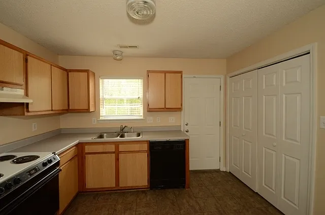 122 Creekview Dr — Photo 17