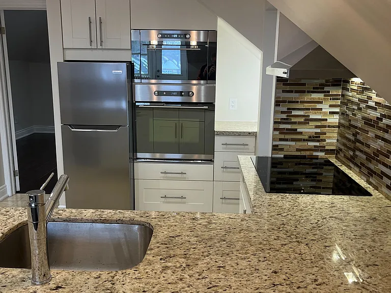 900 Avenue Rd #3 — Photo 7
