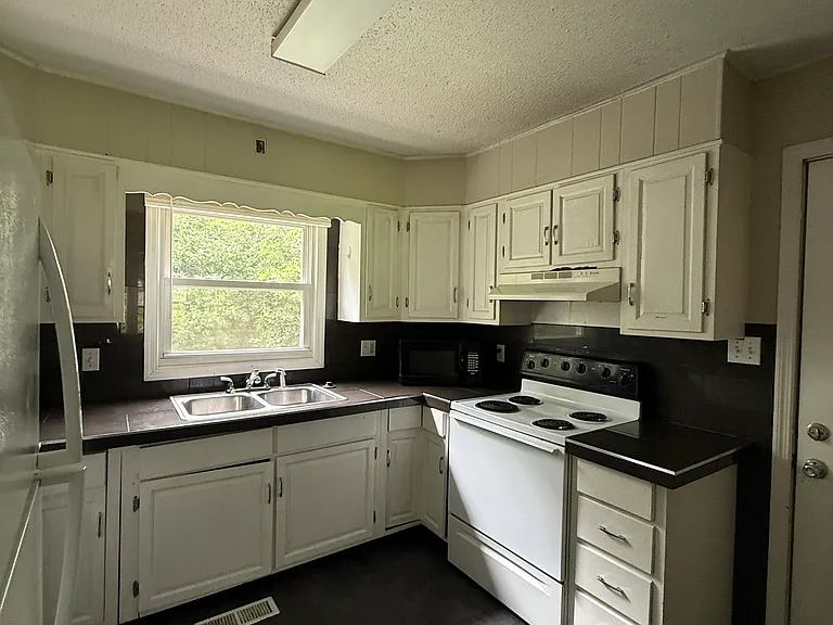 2601 Gaston Ave — Photo 3