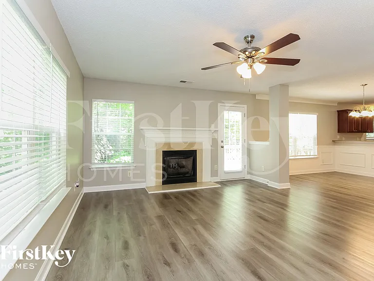 2217 Thorncrest Dr — Photo 5