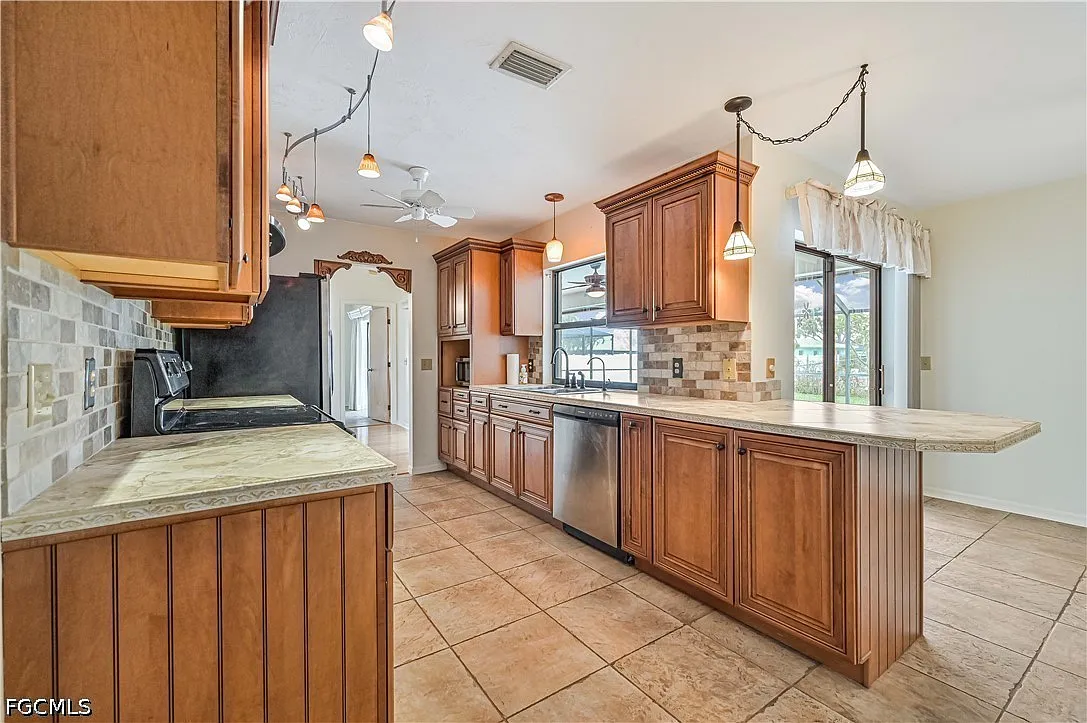4 bed, 2.0 bath, 2051 sqft, $2,700 — Photo 4