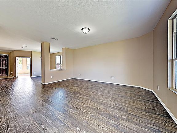 2nd image of 1401 Yosemite Dr