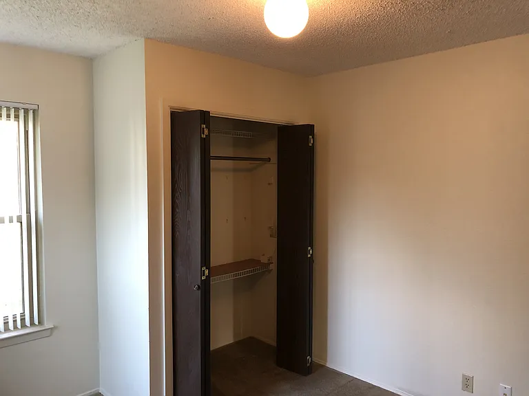 914 W Meadowmere Ln — Photo 10