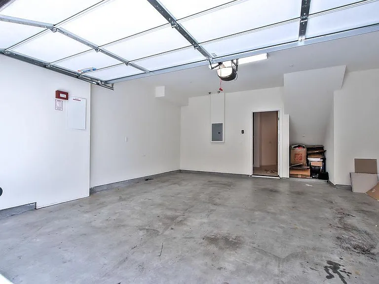 2703 Ferrara Cir — Photo 30
