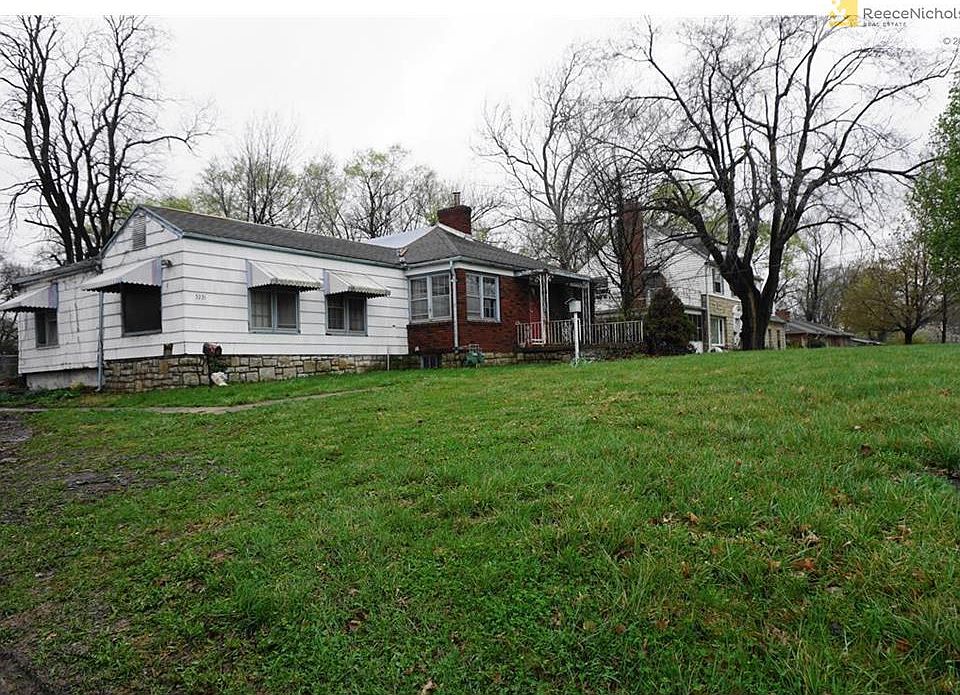 GREAT FRONTAGE, SET BACK FROM THE STREET.