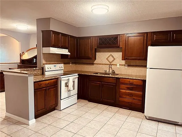 1572 Kings Rd — Photo 3
