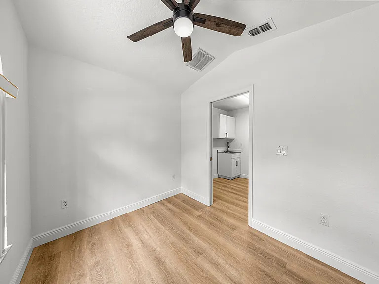 375 N Highview Ave — Photo 20