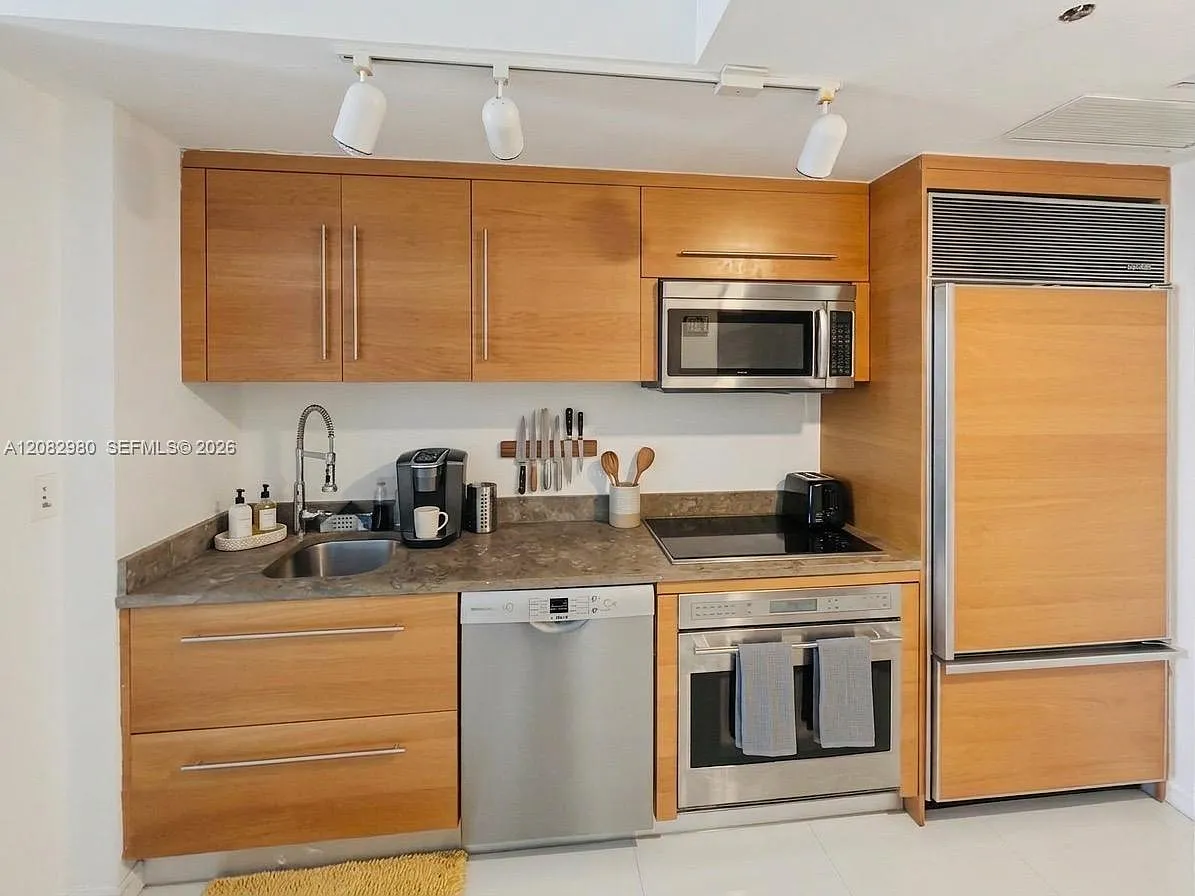 Iconbrickell Condo No 1 — Photo 3