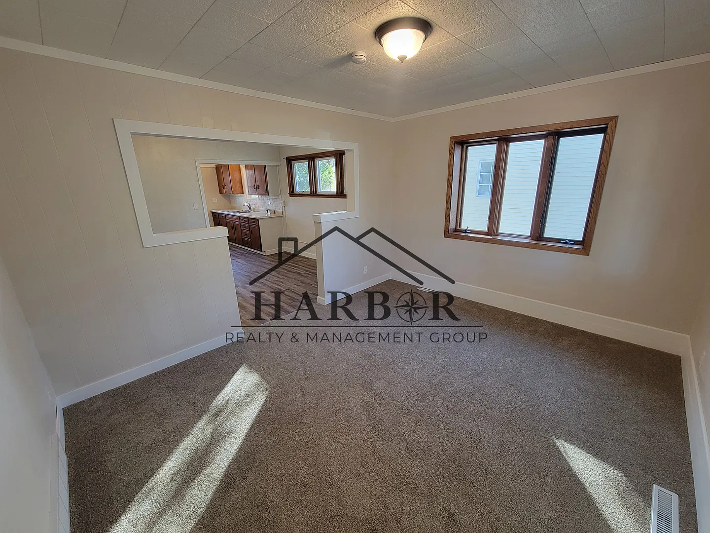 3BR Home in Austin - Enclosed Front Porch, Detached Garage & Basement Laundry — Photo 3