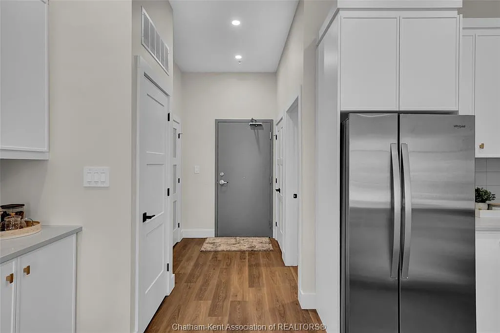 1 bed, 924 sqft, $2,200 — Photo 2