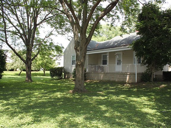 Nice porch on side of house