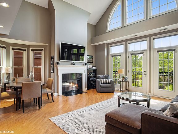 2nd image of 1707 N Larrabee St #3S