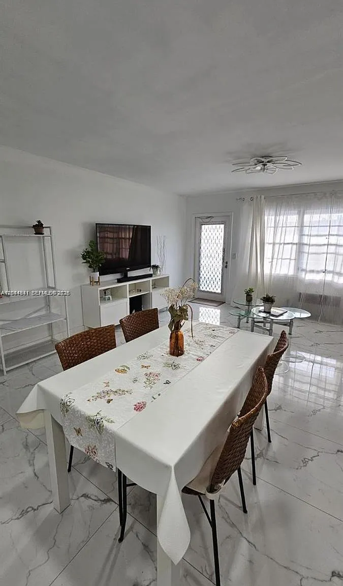 Oakridge S Condo — Photo 3