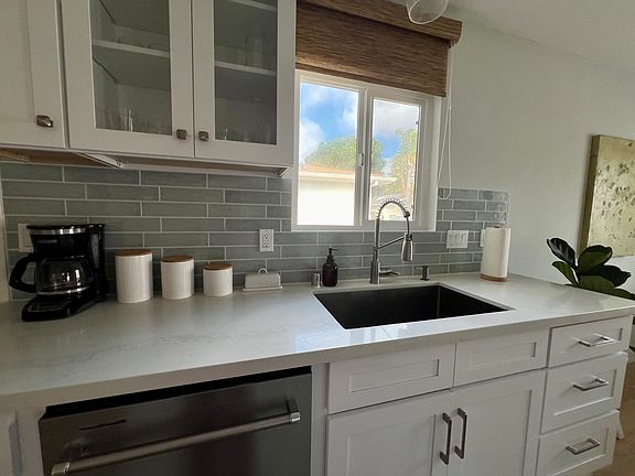 5th image of 700 Teaberry St