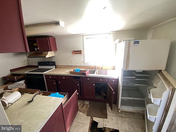 5th image of 4926 Main St