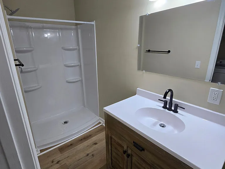 Full bathroom off of hallway
