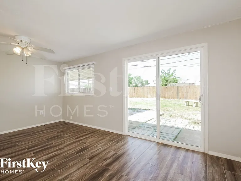 2126 W San Miguel Ave — Photo 7