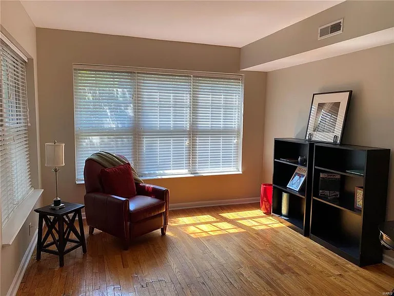 5375 Pershing Ave #1E — Photo 2