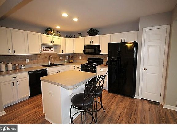 3rd image of 17 Bayberry Ln