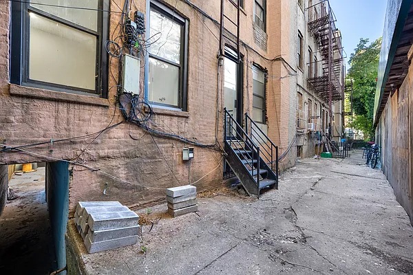 Rented by Safdie Realty Group | media 2