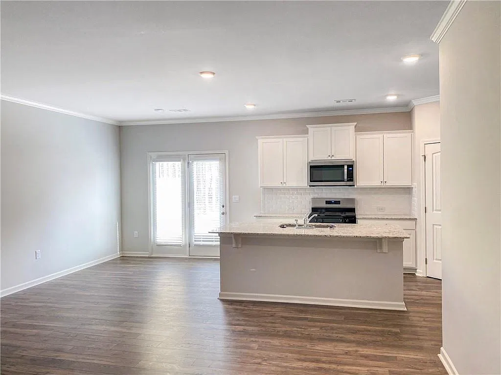 3 bed, 2.5 bath, 1934 sqft, $2,300 — Photo 4