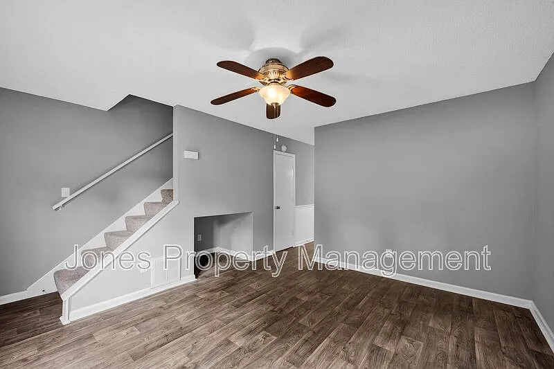 2 bed, 1.5 bath, 925 sqft, $1,195 — Photo 2