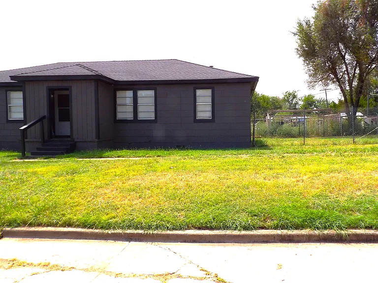 2604 NW Pollard Ave — Photo 1