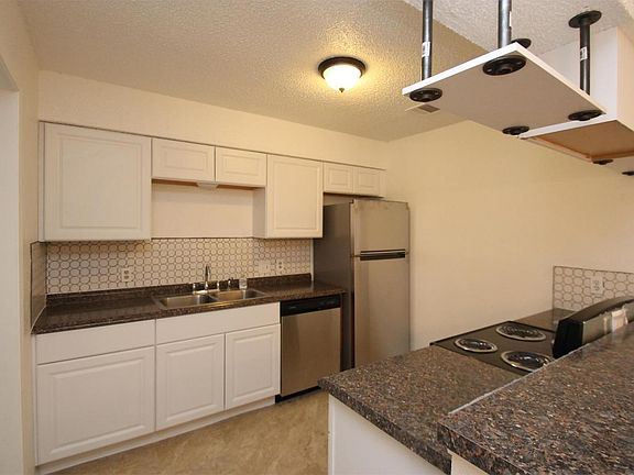 2nd image of 1202 Bonnie Brae St #B