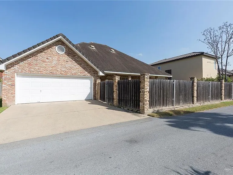 2110 Pecos St — Photo 19