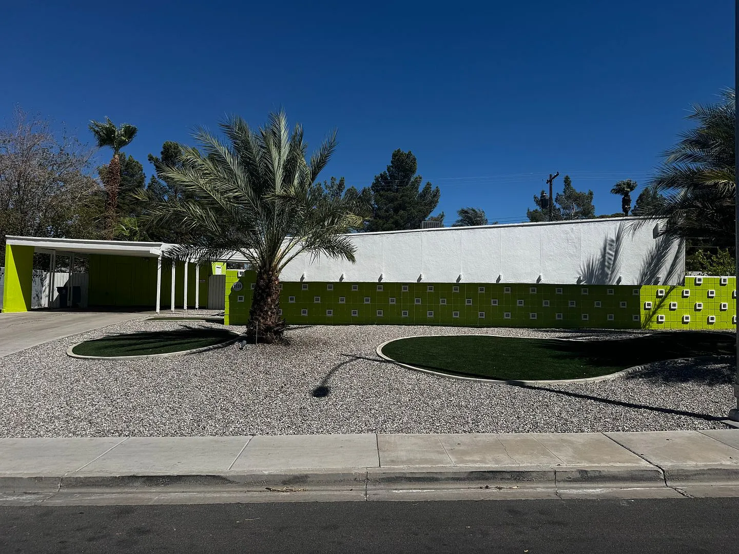 Famous "Caddy Shack" Home! Amazing Mid-Mod in Heart of Las Vegas!! — Photo 1