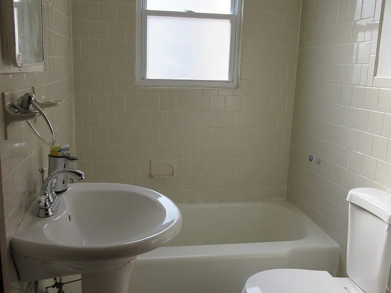 1013 Kensington Ave — Photo 3