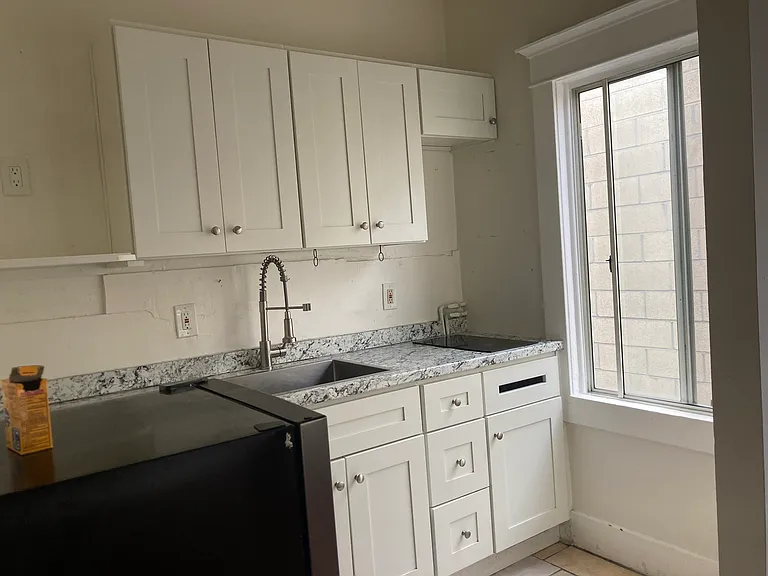 420 W 6th St — Photo 5