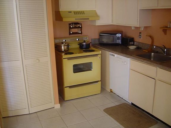4th image of 586 Bahia Cir #A