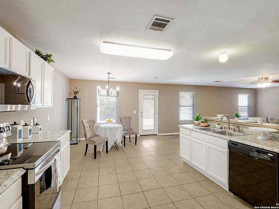 4th image of 10019 Buescher Ln