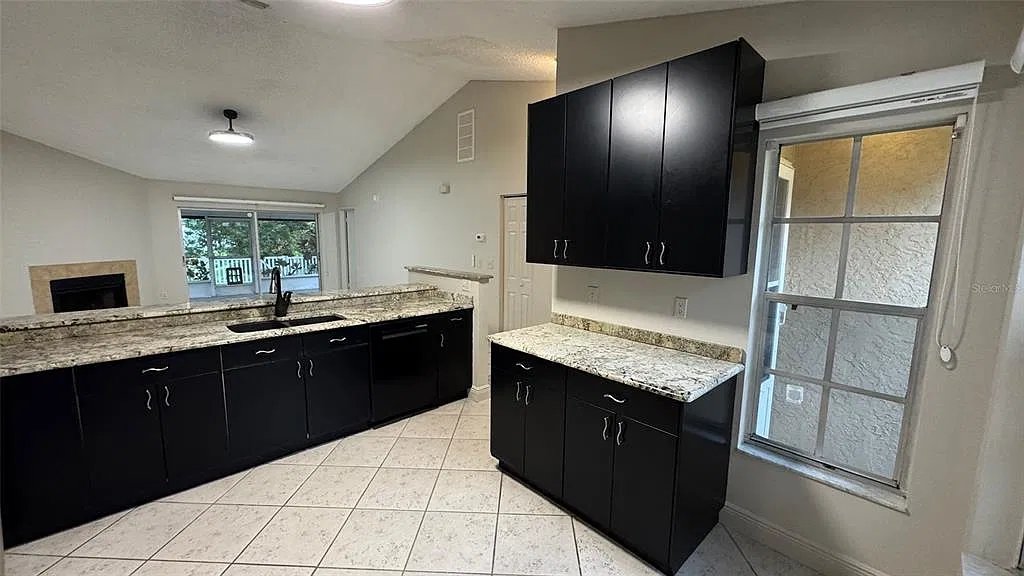 3 bed, 2.0 bath, 1337 sqft, $2,500 — Photo 4