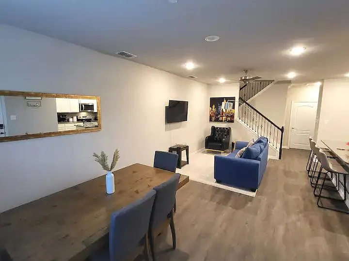 1270 Alamo Dr — Photo 2