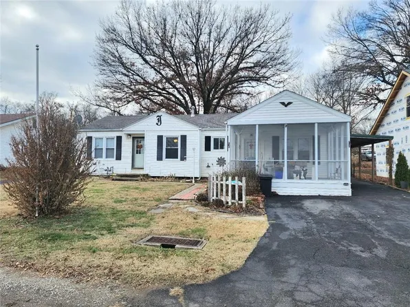 109 S County Line Rd, Windsor, MO 65360