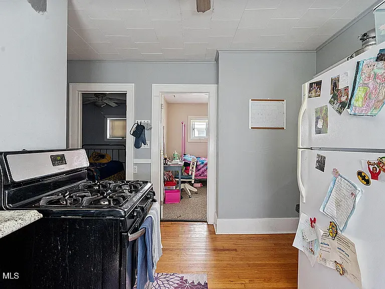 3 bed, 1200 sqft, $1,900 — Photo 2
