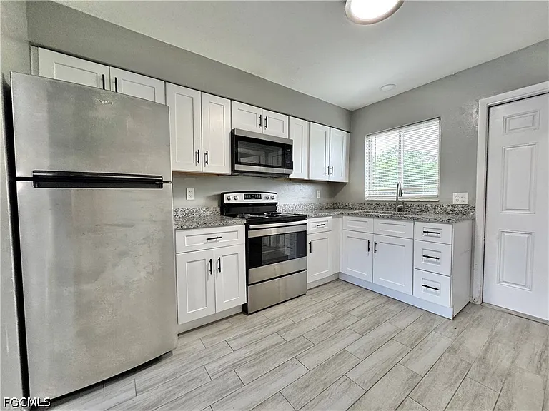 142 Harry Ave S — Photo 12