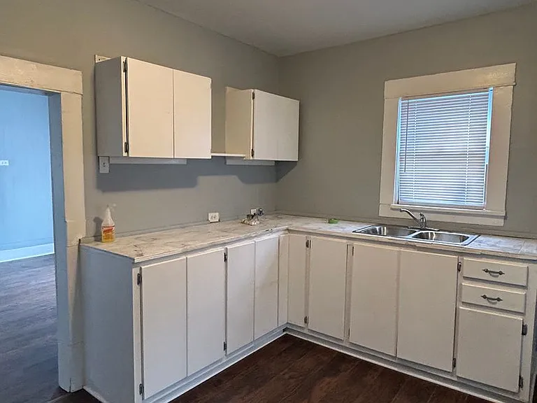 2042 Laurel St — Photo 2