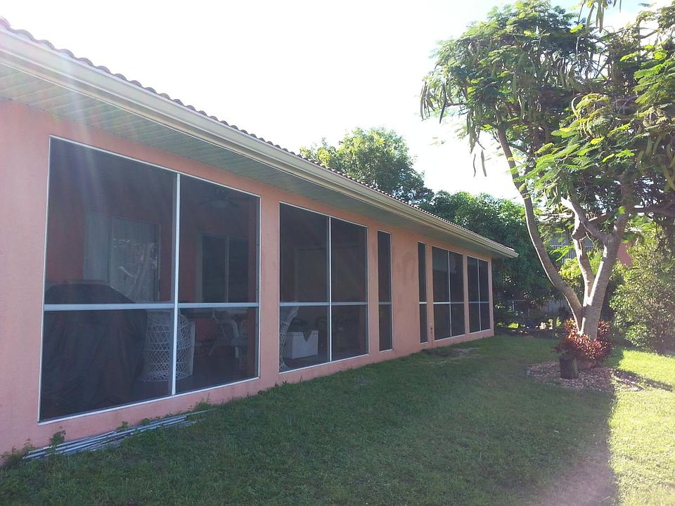 Screened in Lani overlooking canal