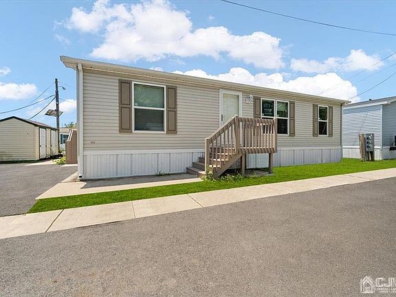 3rd image of 132 Oakdale Vlg