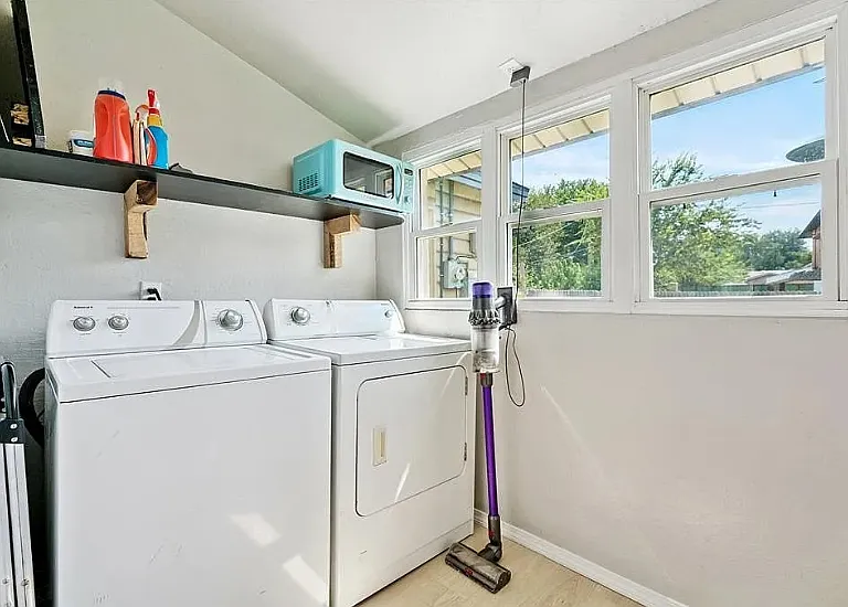 322 Mathews Ave — Photo 5