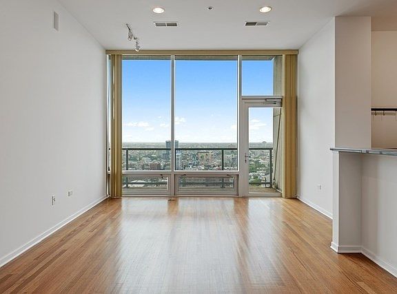 4th image of 500 W Superior St Unit 1913