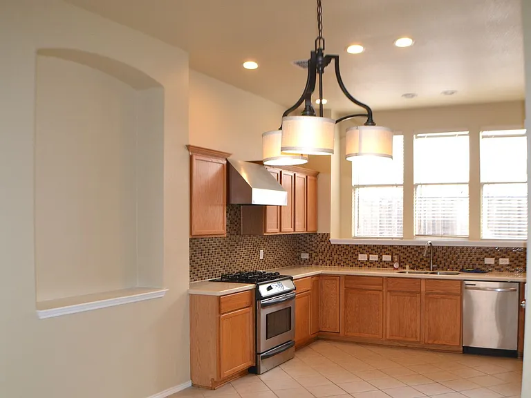1013 Clear Creek Dr — Photo 5