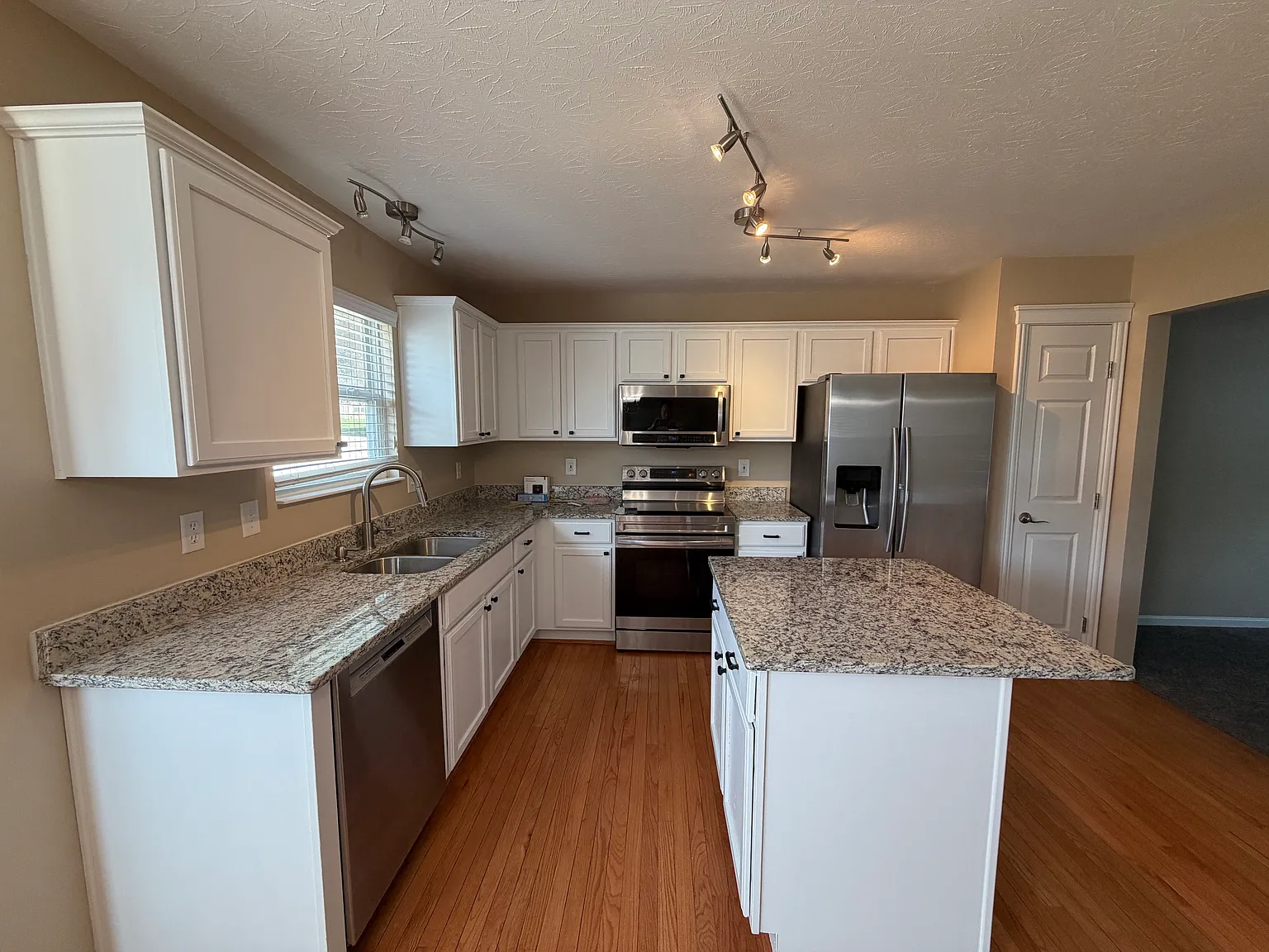4 bed, 2399 sqft, $3,200 — Photo 4