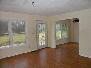 4th image of 107 Suzinne St