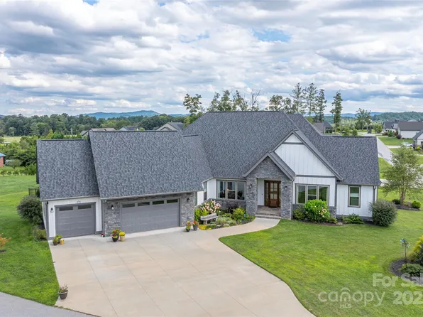 456 Samuel Dr, Mills River, NC 28759