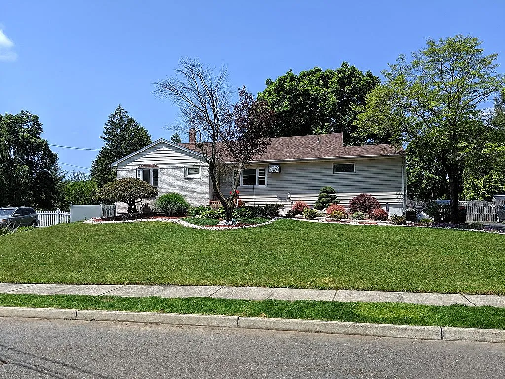51 Canterbury Rd photo 1