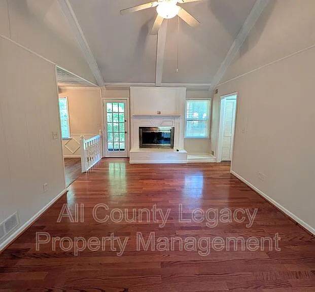 1422 Fairfield Dr SW — Photo 3